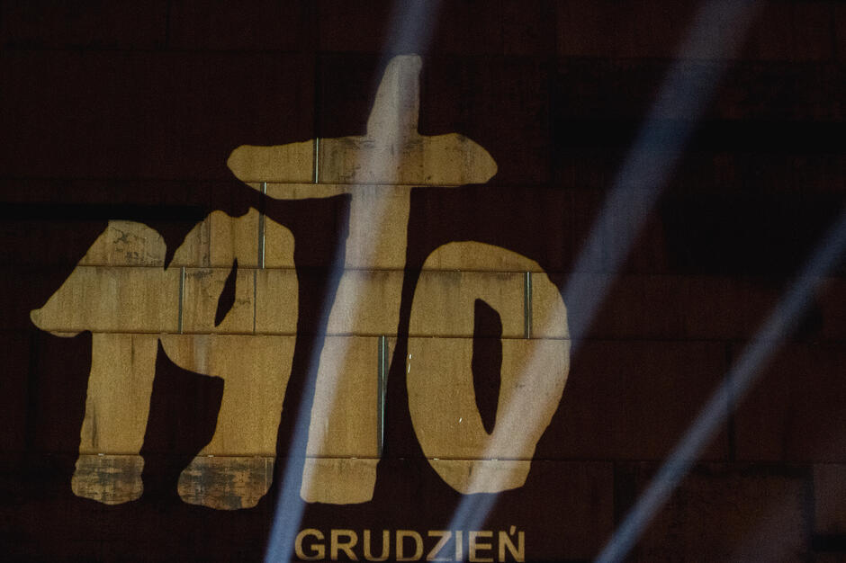 logo_grudnia_70_na_fasadzie_ecs_fot_dominik_paszlinski