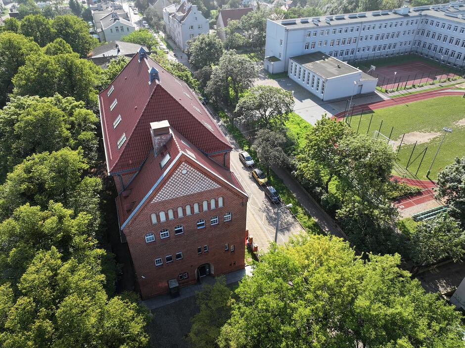 widok z loty ptaka na zabytkowy budynek łaźni w Nowym Porcie