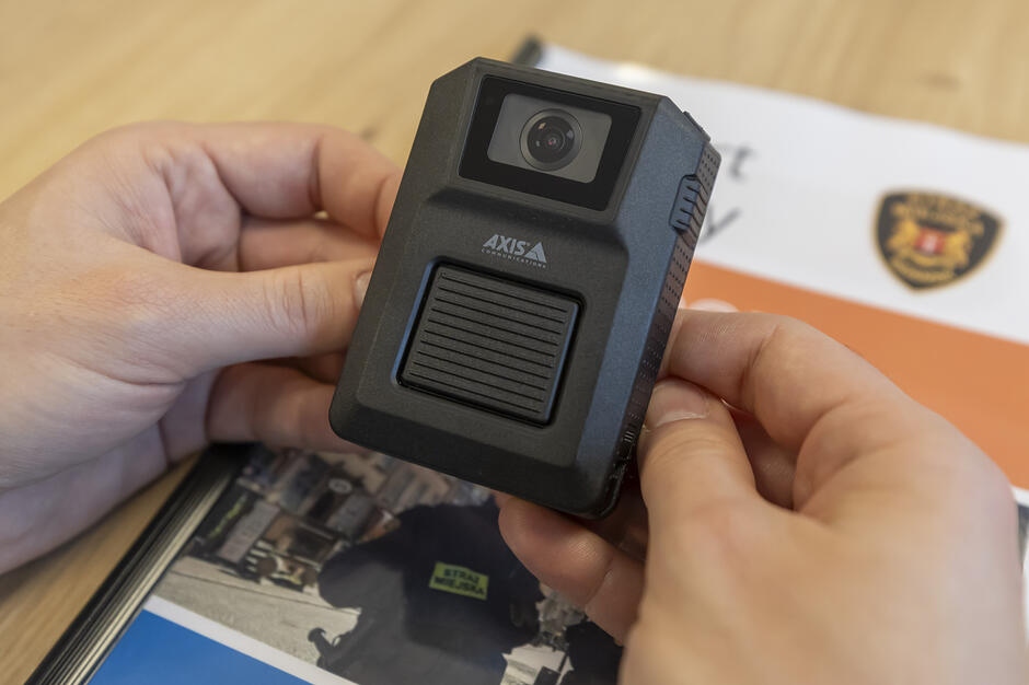 Mała kamera w rękach człowieka.