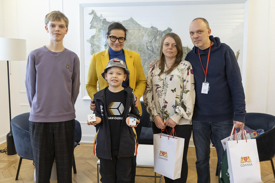 Spotkanie prezydent Gdańska Aleksandry Dulkiewicz z Teodorem Zajderem - rekordzistą w układaniu kostki Rubika