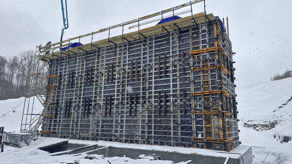 na zdjęciu owinięty czarną folią fragment budowanego mostu