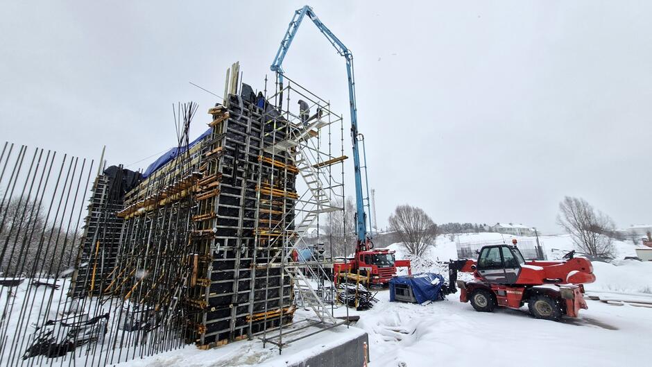 po lewej budowany element mostu, po prawej widać ciężarówkę