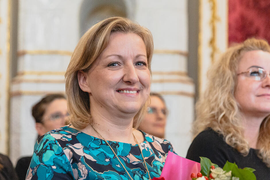 na zdjęciu uśmiechnięta twarz kobiety, blondynka