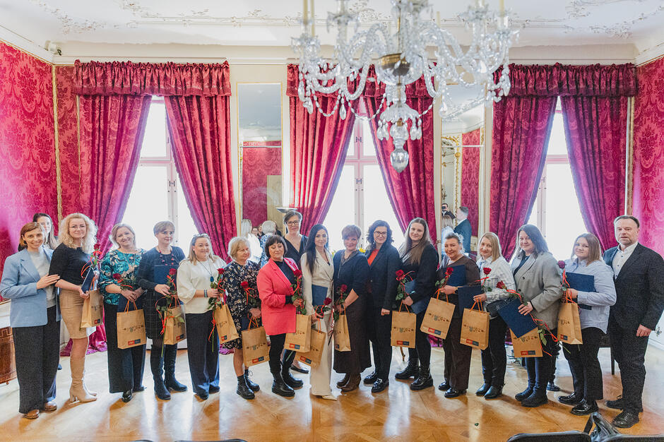 na zdjęciu pozuje kilkanaście kobiet, stoją w jednym rzędzie
