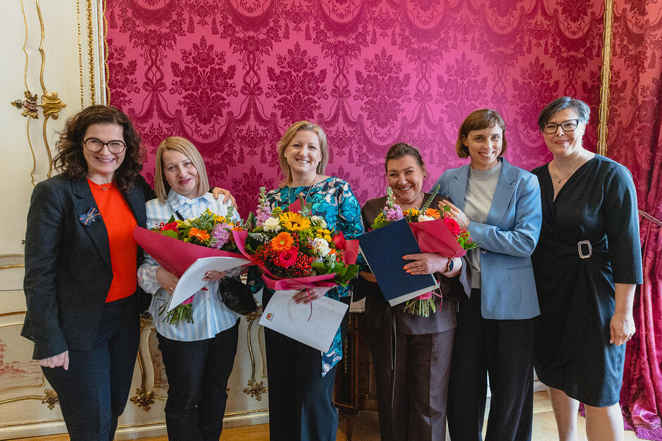 na zdjęciu pozuje sześć kobiet