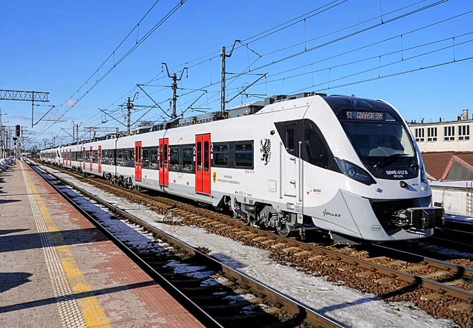 Pociąg podmiejski na torach.