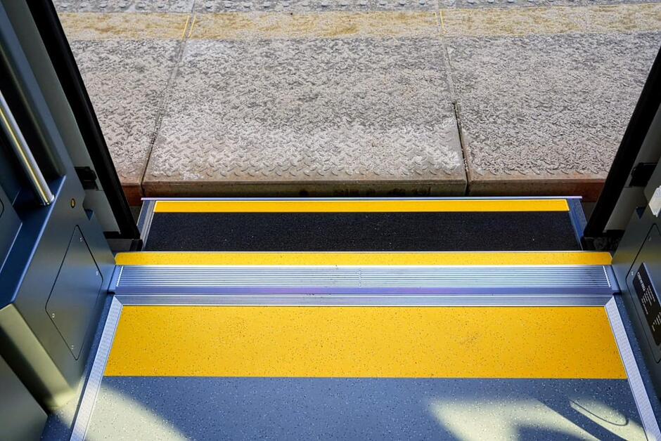 Wyjście z wagonu podmiejskiego pociągu na peron.