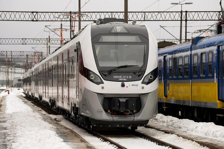 Pociąg podmiejski na torach.