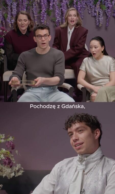 w górnej części zdjęcia siedzą cztery osoby, a w dolnej części mężczyzna ubrany na jasno. Rozmawiają między sobą