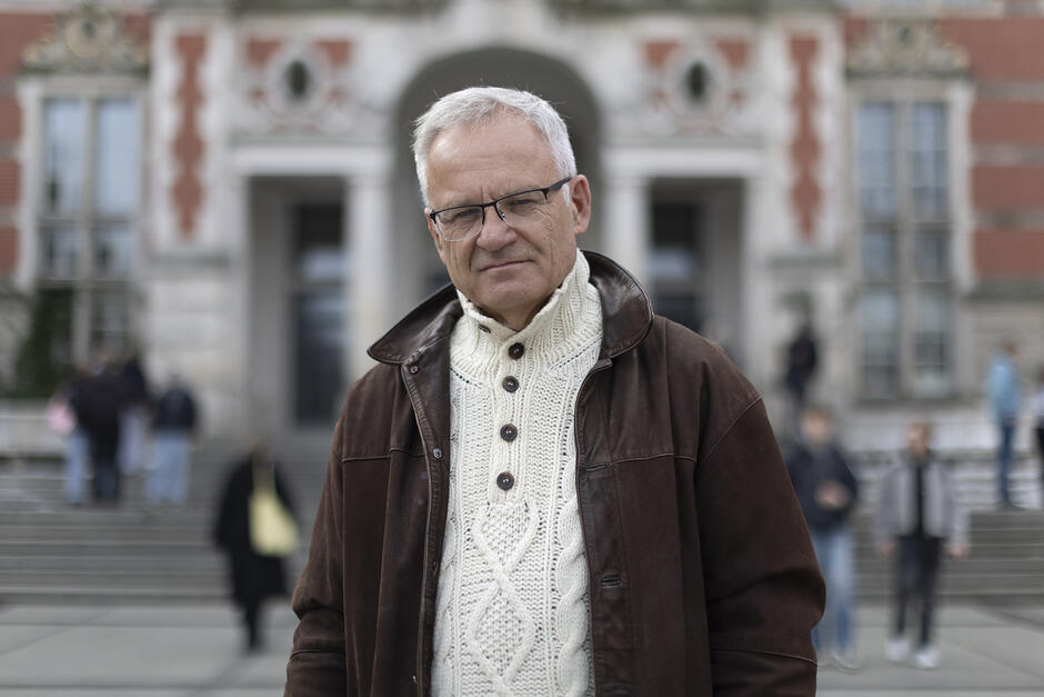 Mężczyzna w okularach lat około 60