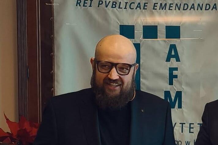 Zdjęcie łysego brodatego mężczyzny lat około 45 w okularach