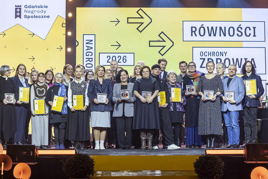 Grupa kilkudziesięciu osób na scenie