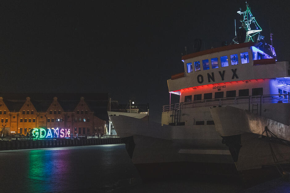Napis GDAŃSK - każda litera podświetlona w innym kolorze