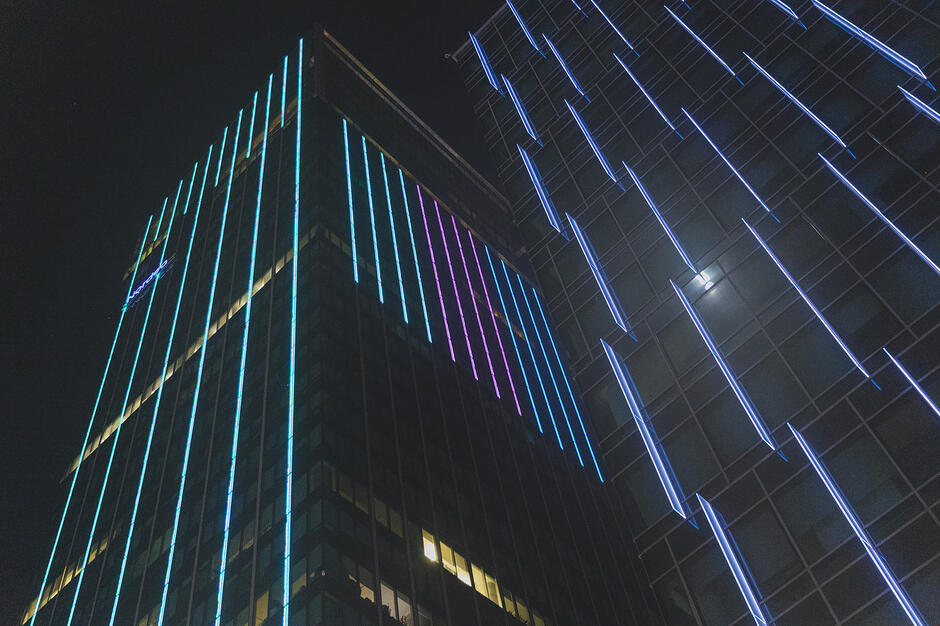 kolorowe linie na ścianach potężnego budynku