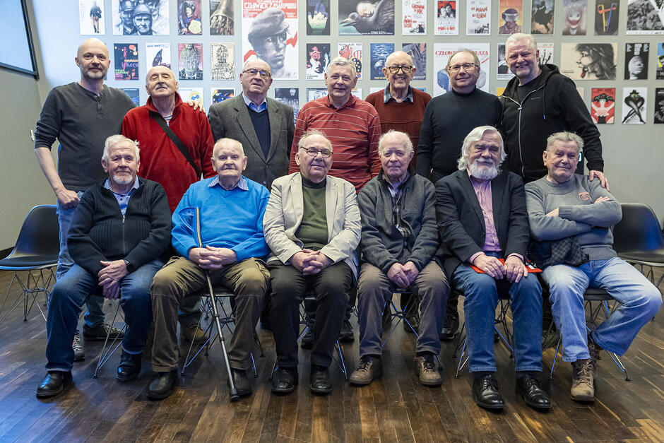 Zdjęcie grupowe - osoby zebrane w dwóch rzędach - część na siedząco - inni na stojąco