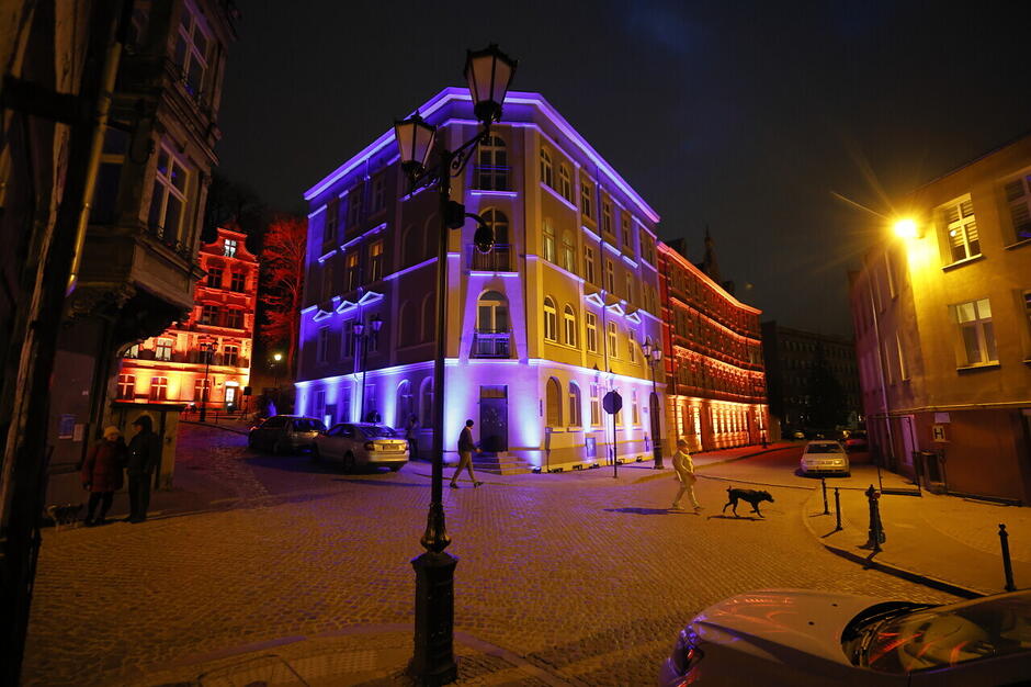 Kamienice podświetlone od dołu fioletowym światłem