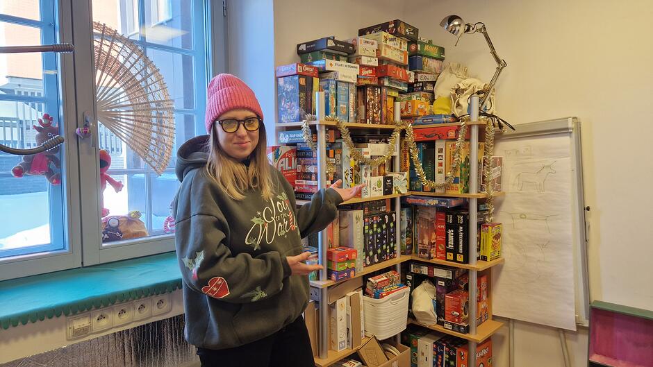 Dziewczyna w różowej wełnianej czapce i okularach 