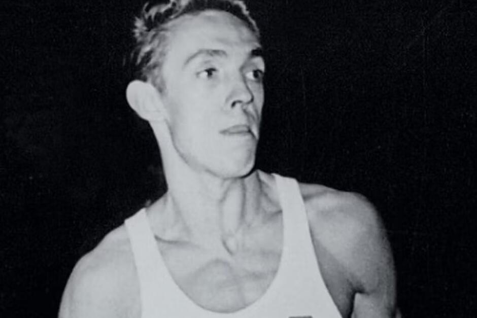 Zawodnik w reprezentacyjnej koszulce podczas meczy - zbliżenie na twarz