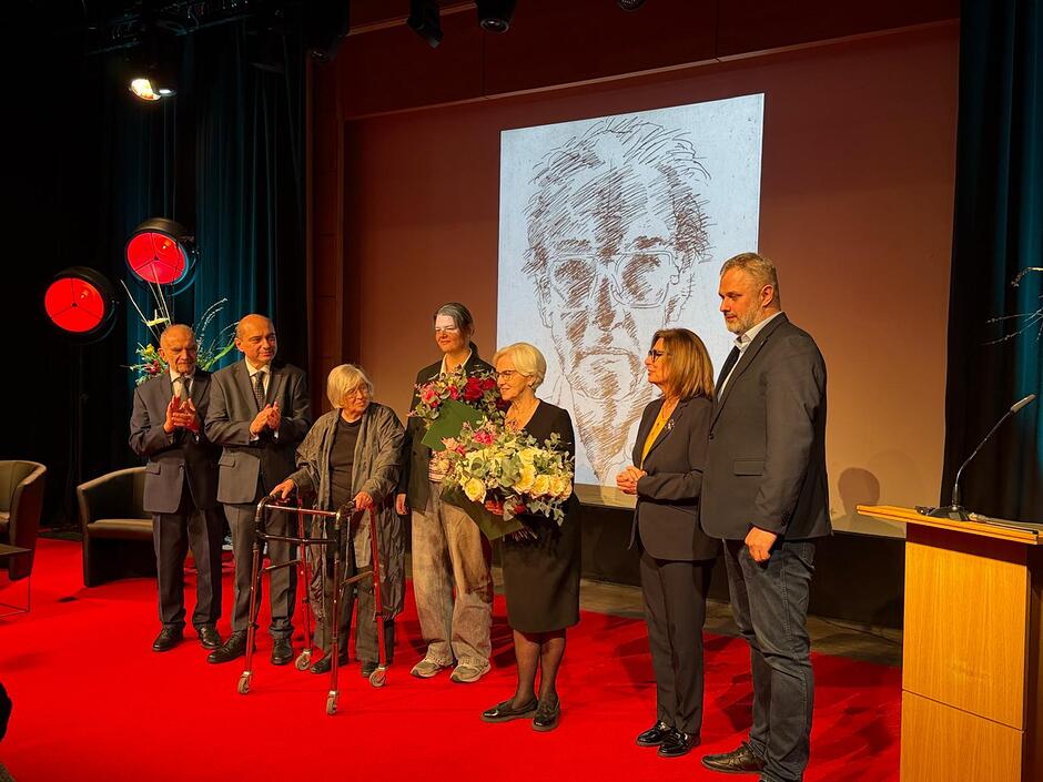 grupa osób na scenie