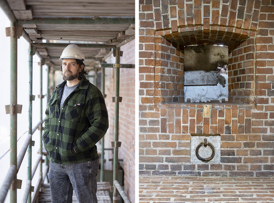 Zdjęcie po lewej przedstawia mężczyznę w kasku ochronnym i flanelowej koszuli, stojącego na rusztowaniu przy ceglanym budynku. Prawa strona ukazuje detal tej samej ściany z małym okienkiem oraz metalowym pierścieniem osadzonym w murze.