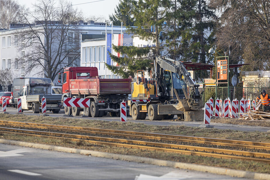 na zdjęciu widać samochód ciężarowy z naczepą i ciężarówkę, stoją na jezdni