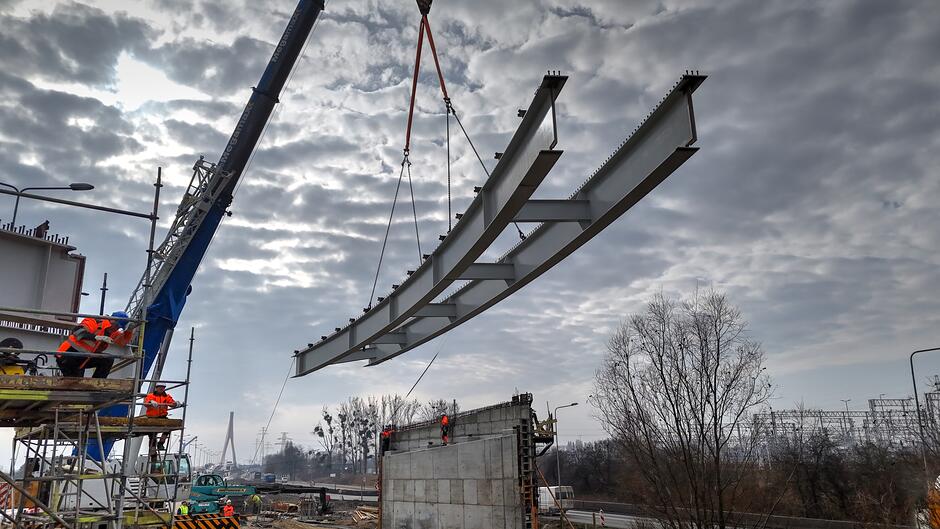 na zdjęciu wiszący stalowy element nowego wiaduktu