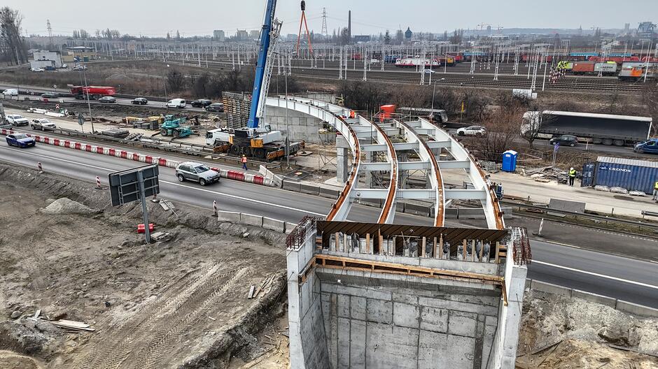 widok z drona, widać szkielet powstającego wiaduktu