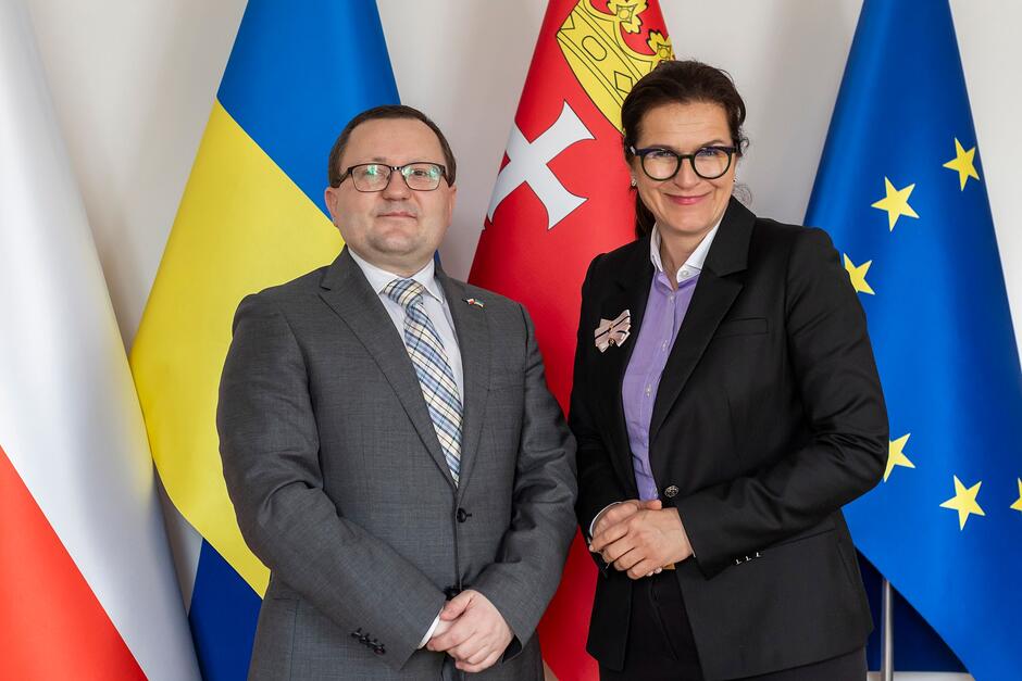 Dwie osoby na tle flag Polski Ukrainy Gdańska i Unii Europejskiej - kobieta po prawej 