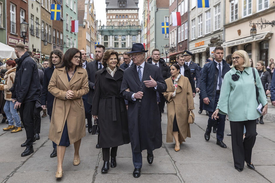 na zdjęciu tłum ludzi, spaceruje reprezentacyjną ulicą Gdańska