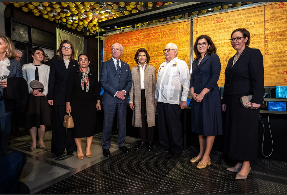 na zdjęciu kilka starszych osób w oficjalnych strojach pozuje do zdjęcia