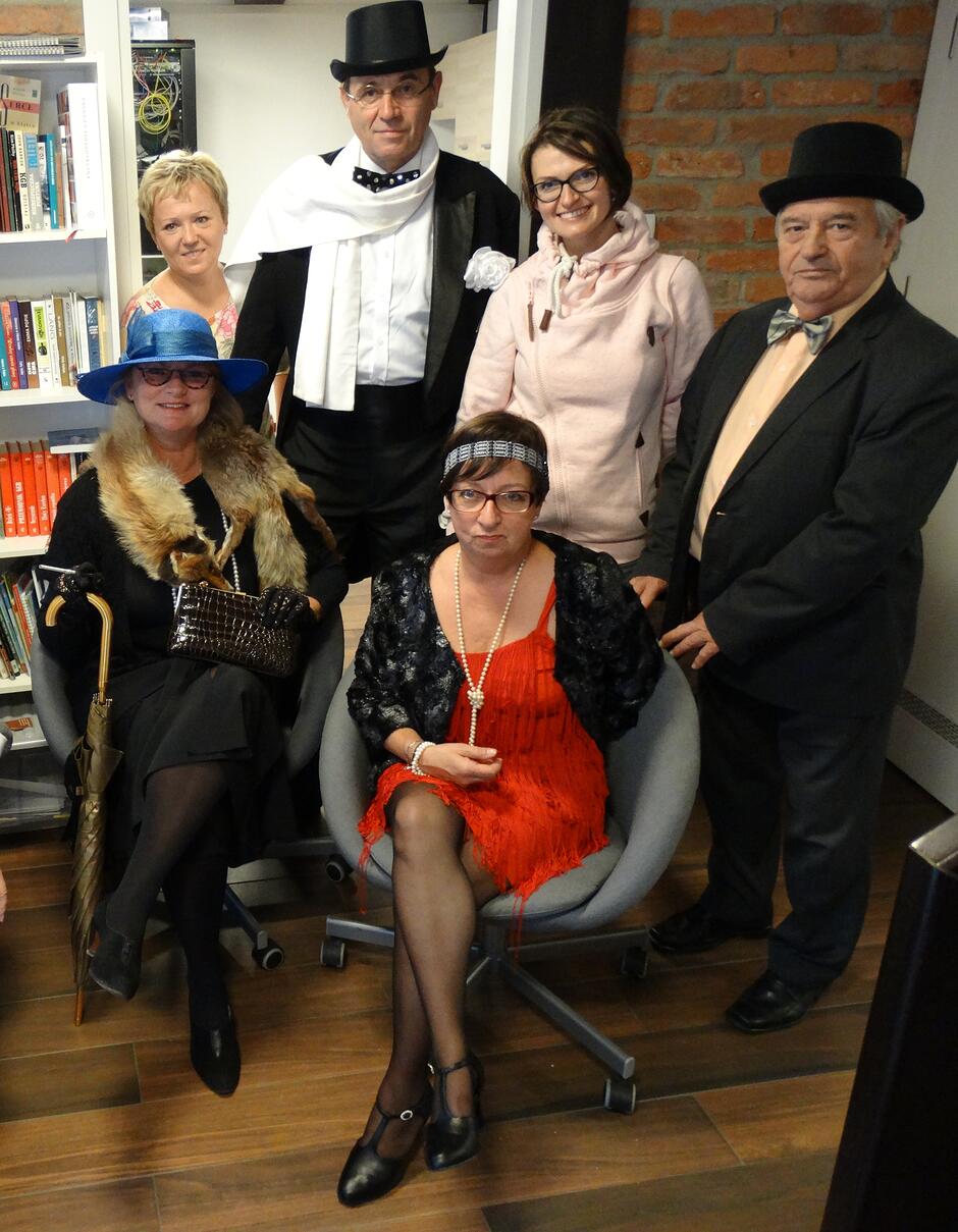 Grupa osób wystylizowanych na lata 20 XX wieku