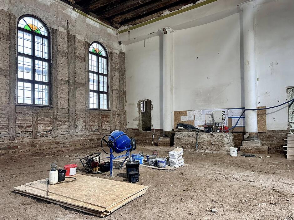 wnętrze remontowanego zabytkowego budynku kościoła