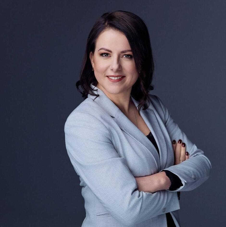 Zdjęcie uśmiechniętej i eleganckiej kobiety w średnim wieku 