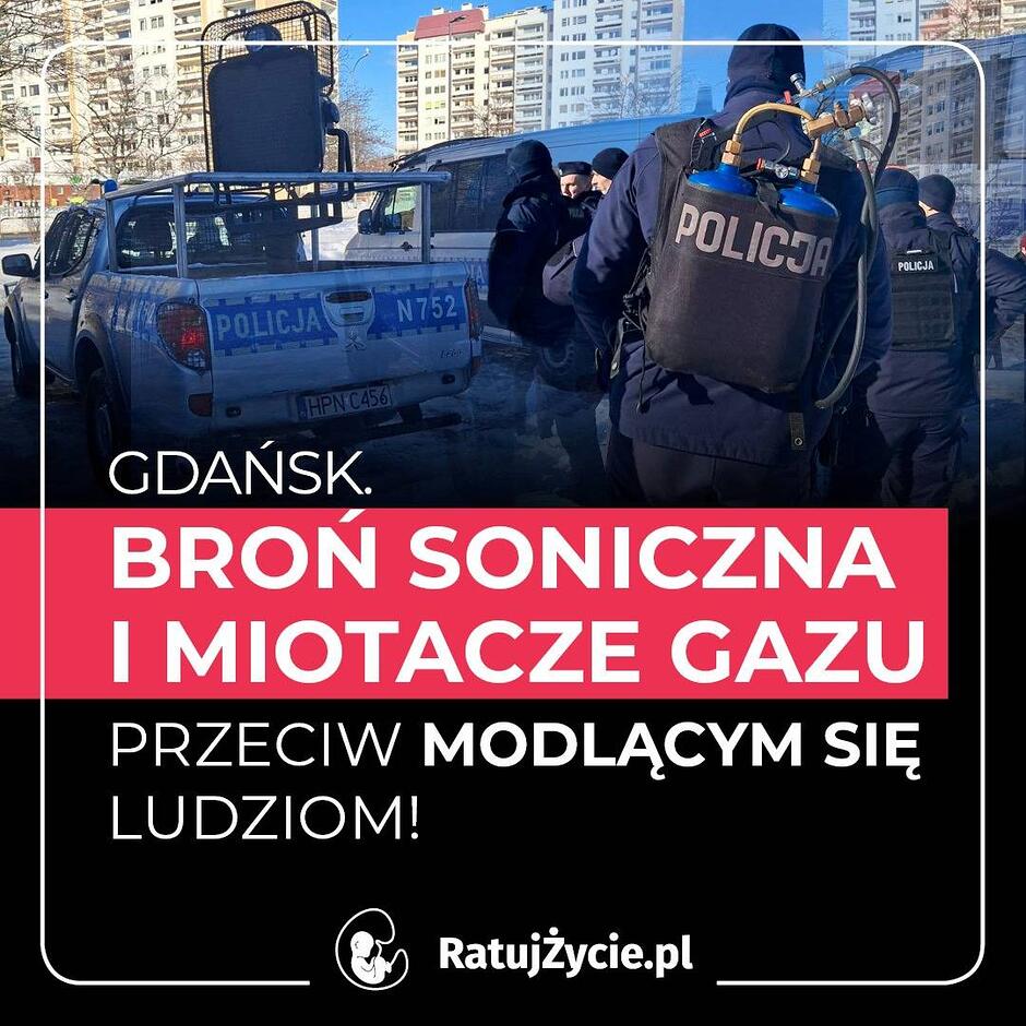 Zdjęcie na którym widać miotacz gazem na plecach policjanta oraz antenę na dachu policyjnego samochodu, która jest opisana jako broń soniczna 
