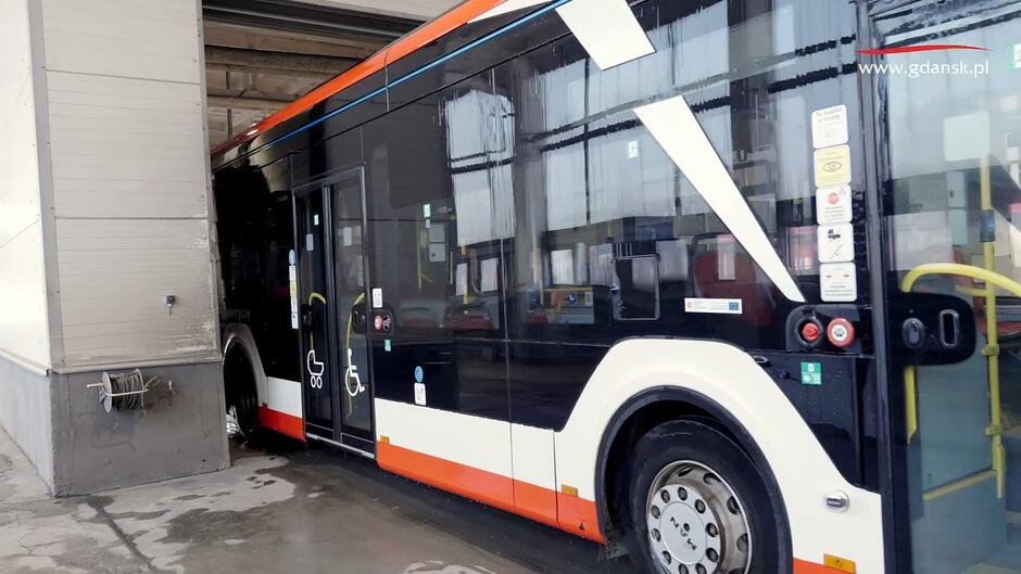 czysty autobus wyjeżdża z myjni