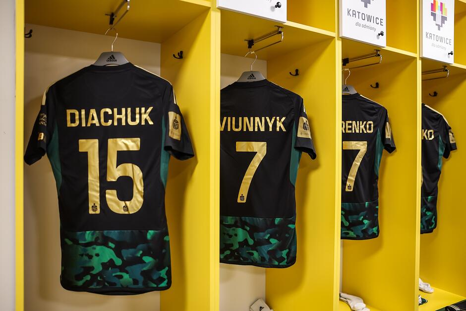Koszulki zawodników wiszące w szatni