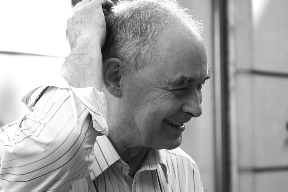 Twarz uśmiechniętego mężczyzny powyżej lat 60