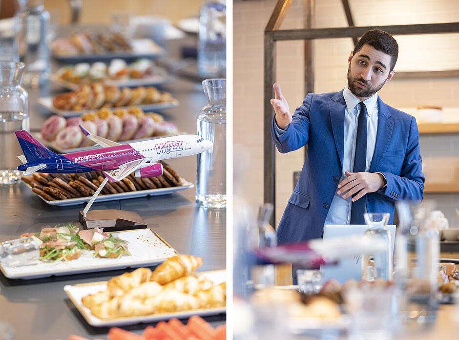 Zestawienie zdjęć przedstawia mężczyznę w garniturze przemawiającego podczas spotkania oraz stół z przekąskami, na którym wyeksponowano model samolotu Wizz Air.