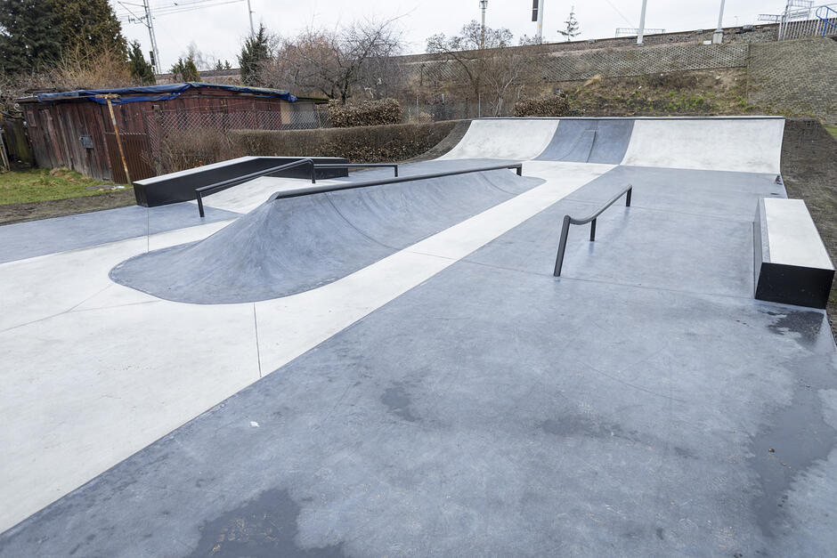 zbliżenie na konstrukcję nowego skejtparku, w kolorze szarobetonowym