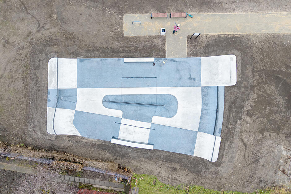 zdjęcie z drona z widokiem na nowy skejtpark