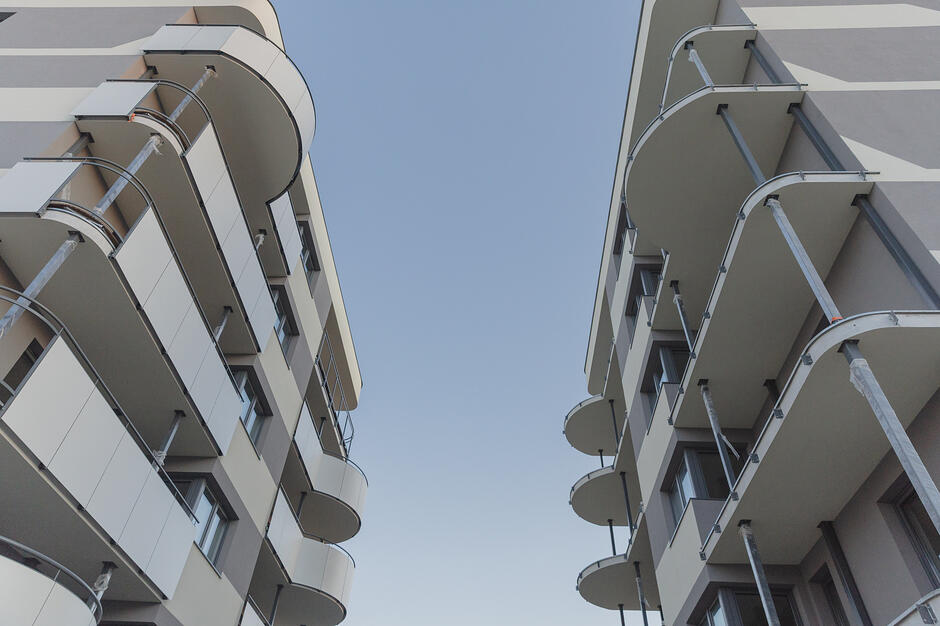 Widok balkonów o zaokrąglonym kształcie