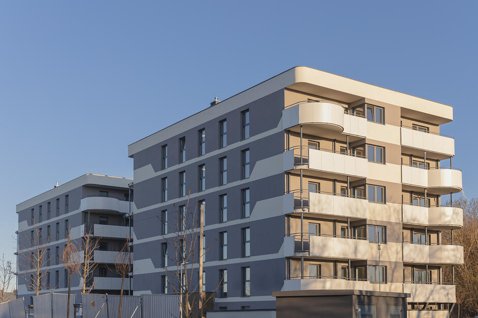 Dwa sąsiadujące budynki mieszkalne