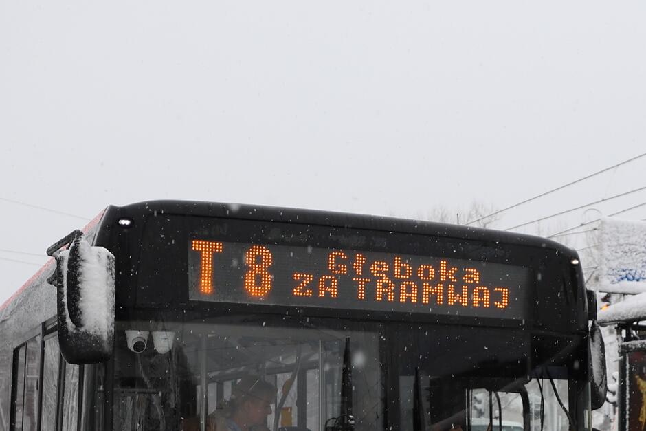 Widok tablicy wyświetlacza nad przednią szybą autobusu, napis: T8 Głęboka za tramwaj