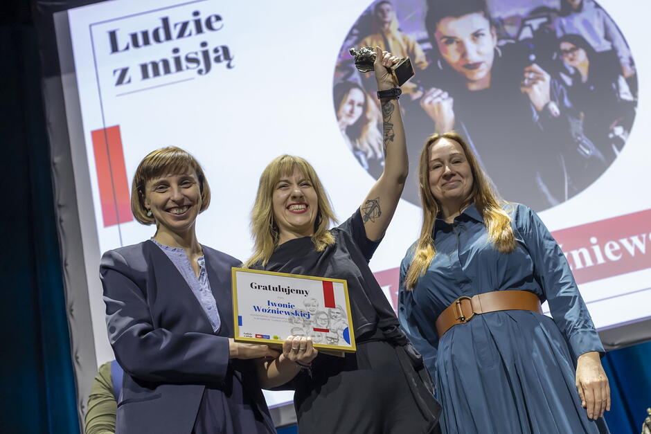 iwona_wozniewska_jedna_z_laureatek_ludzi_z_misja_2026_r_dla_ngo_oraz_wiceprez_monika_chabior_i_agnieszka_chomiuk_dyr_mopr_fot_grzegorz_meh