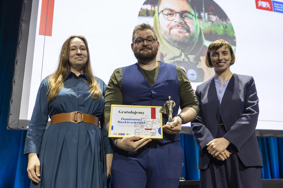 m_chabior_i_a_chomiuk_z_laureatem_nagrody_d_markiewiczem_fot_g_mehring_www_gdansk_pl