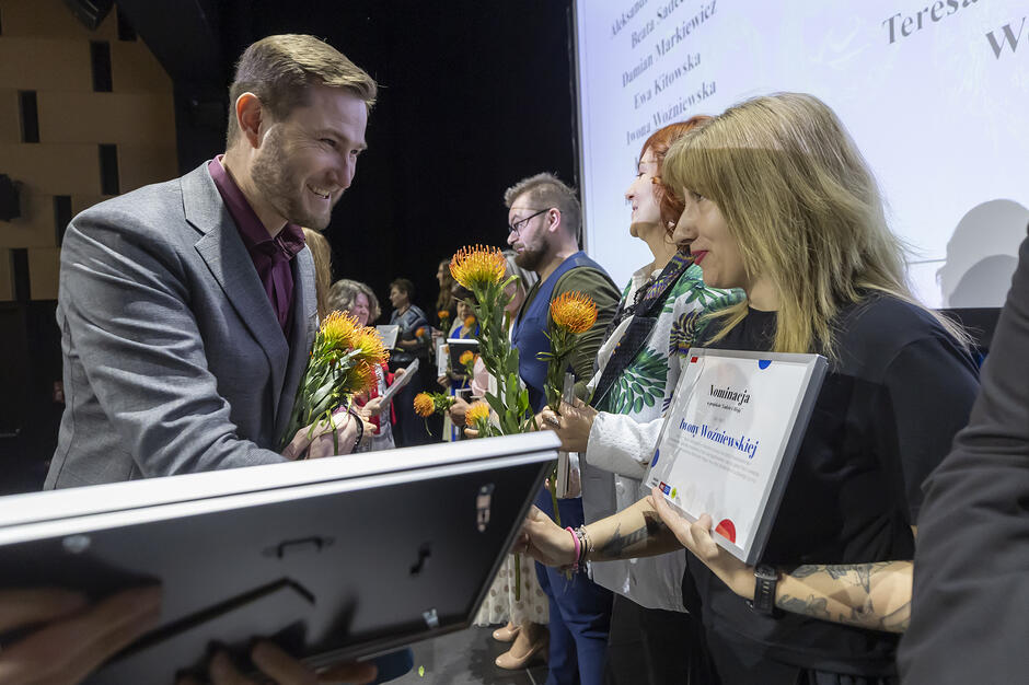 piotr_grzelak_na_scenie_z_iwona_wozniewska_podczas_gali_ludzie_z_misja_fot_g_mehring_www_gdansk_pl