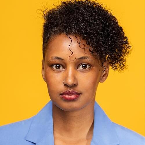 Zdjęcie portretowe czarnoskórej młodej kobiety