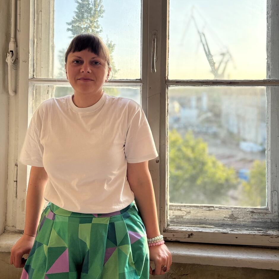 Kobieta siedzi przy oknie