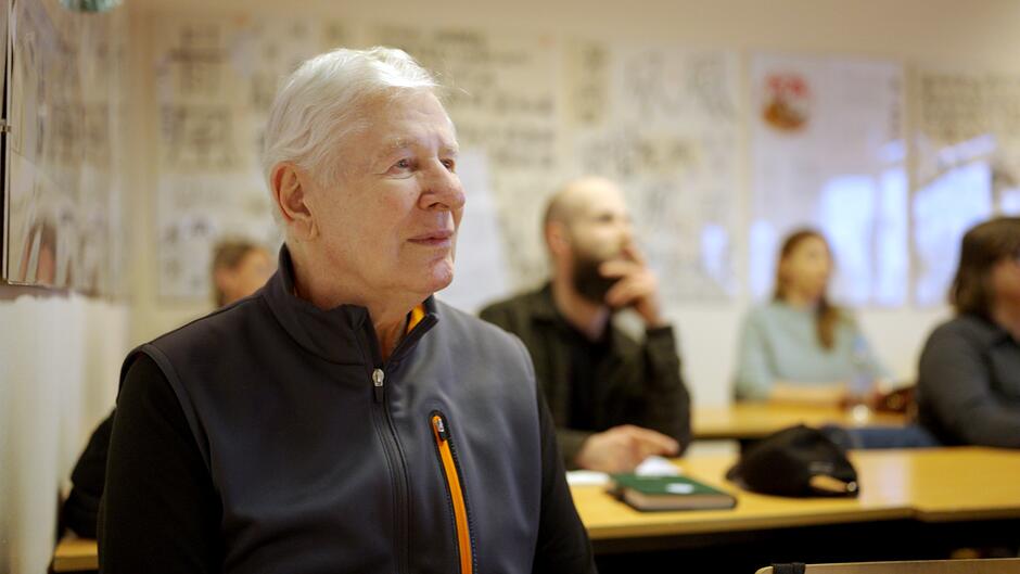 Mężczyzna patrzący w bok