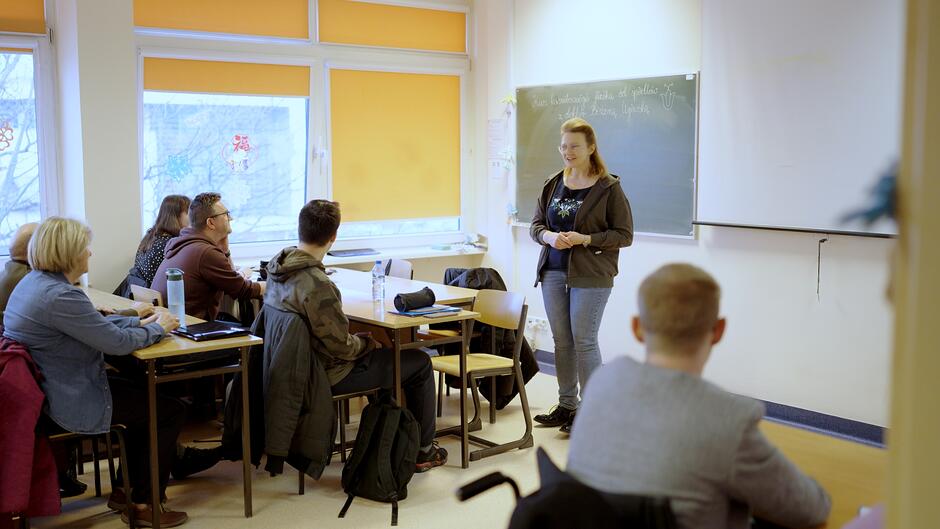 Ludzie w sali szkolnej